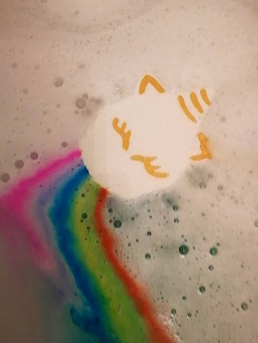 Bombe de bain arc-en-ciel en forme de licorne endormie ou de nuage arc-en-ciel