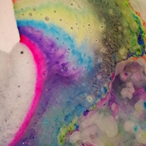 Bombe de bain arc-en-ciel en forme de licorne endormie ou de nuage arc-en-ciel